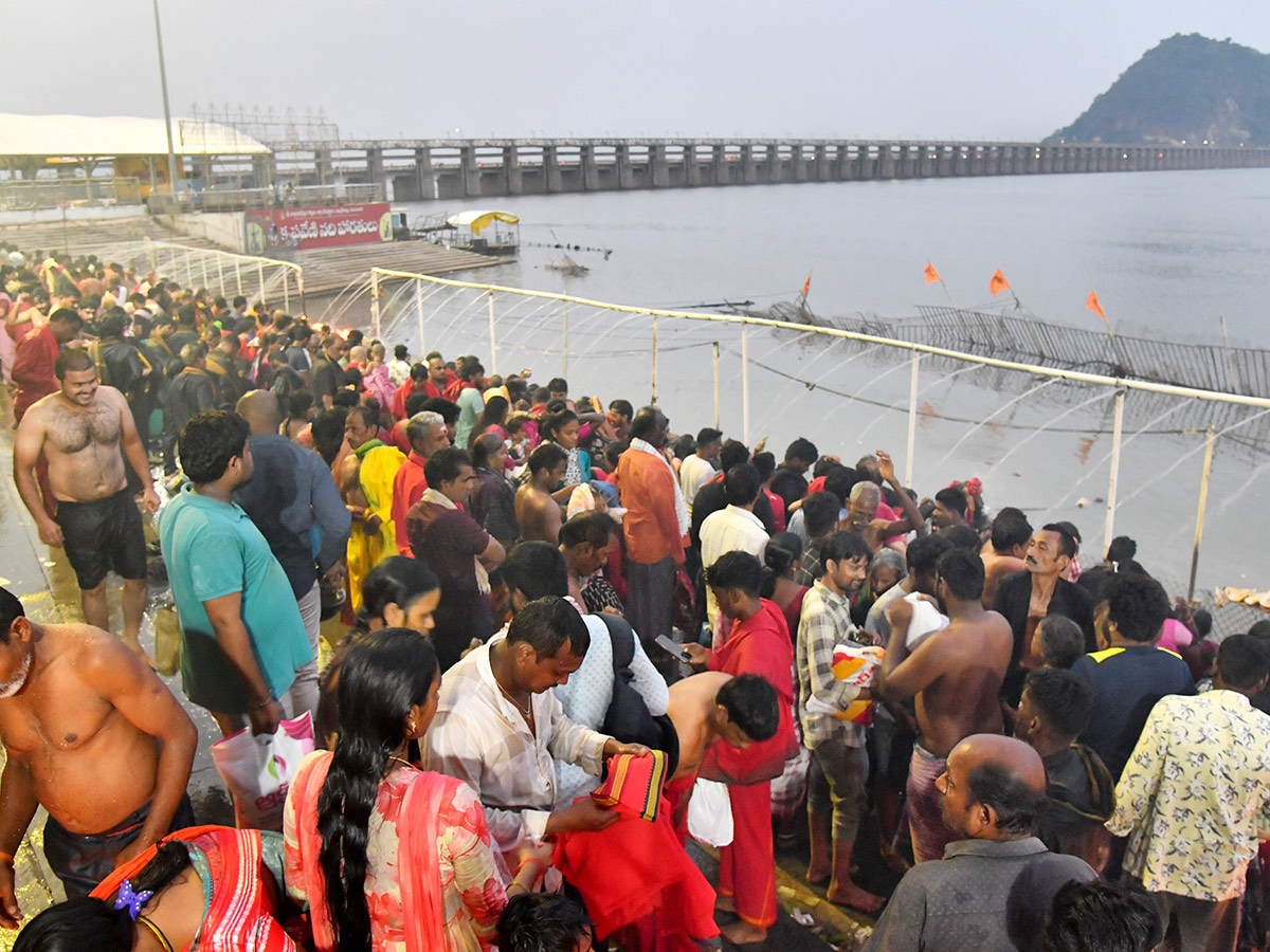 Heavy Rush of Devotees at Karthika Somavaram 202512
