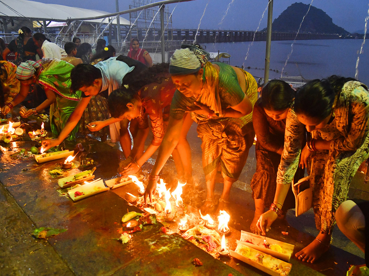 Heavy Rush of Devotees at Karthika Somavaram 202515