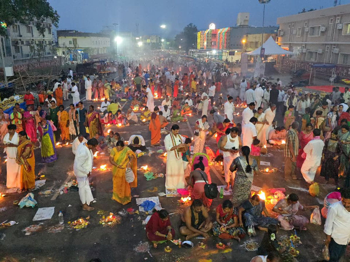 Heavy Rush of Devotees at Karthika Somavaram 202522