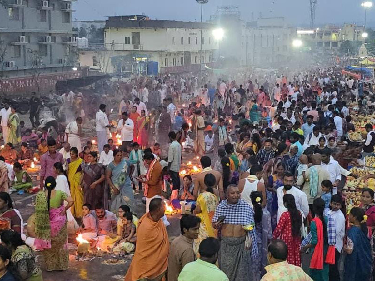 Heavy Rush of Devotees at Karthika Somavaram 202523