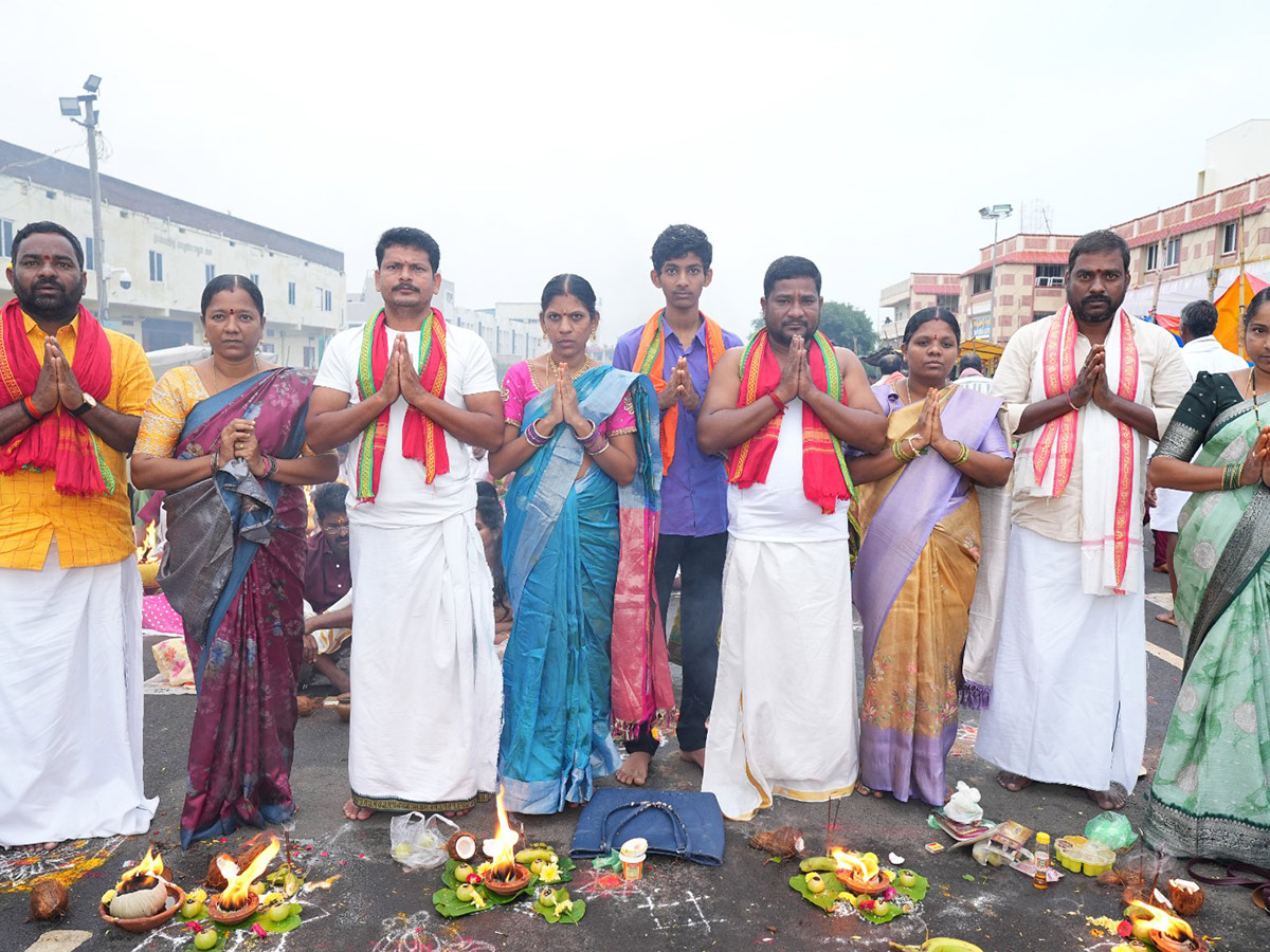 Heavy Rush of Devotees at Karthika Somavaram 202525