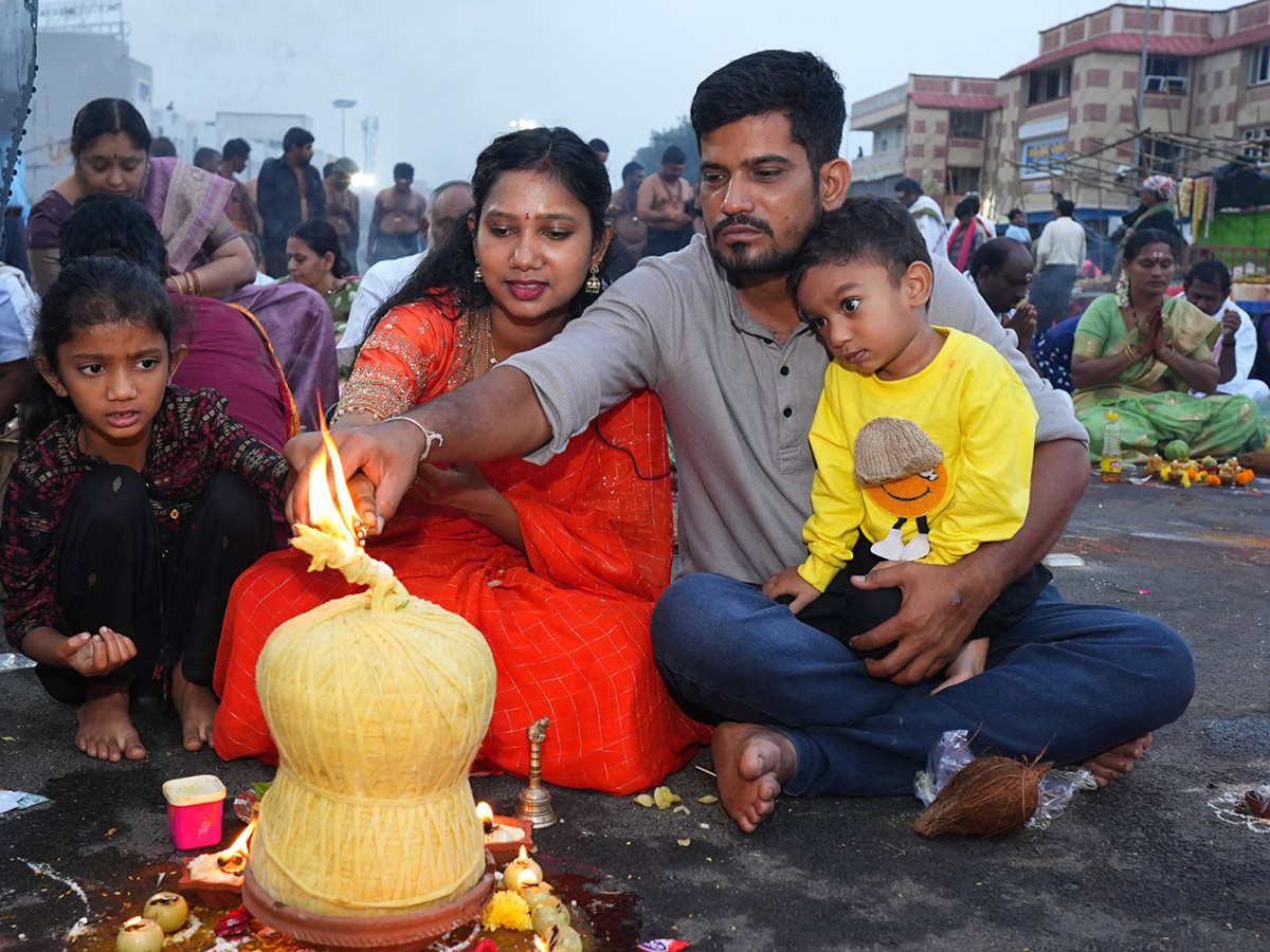 Heavy Rush of Devotees at Karthika Somavaram 202528