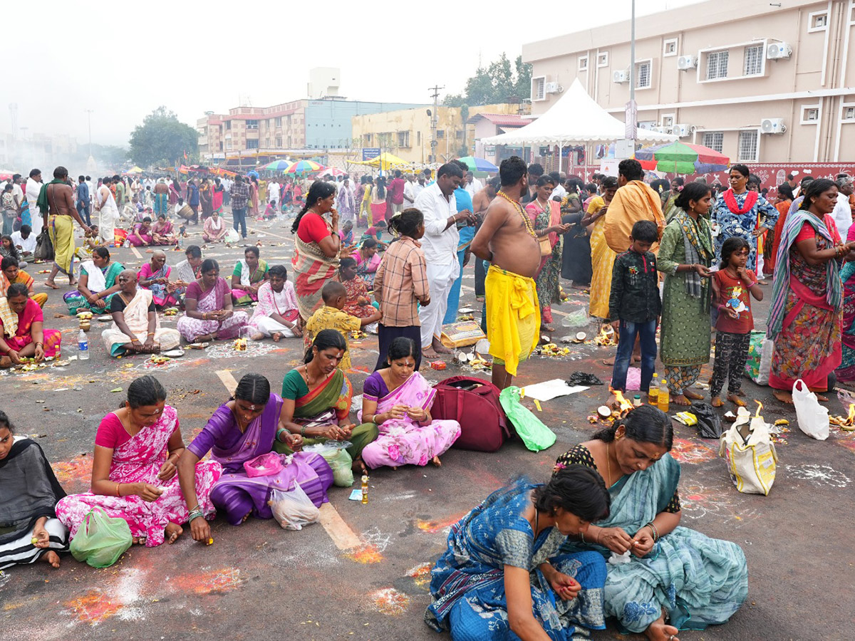 Heavy Rush of Devotees at Karthika Somavaram 202529