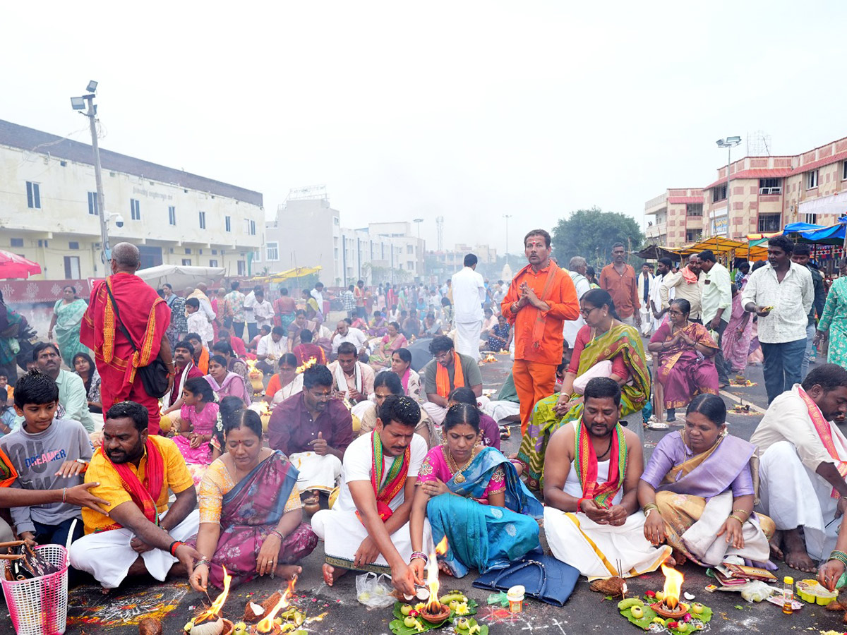 Heavy Rush of Devotees at Karthika Somavaram 202530