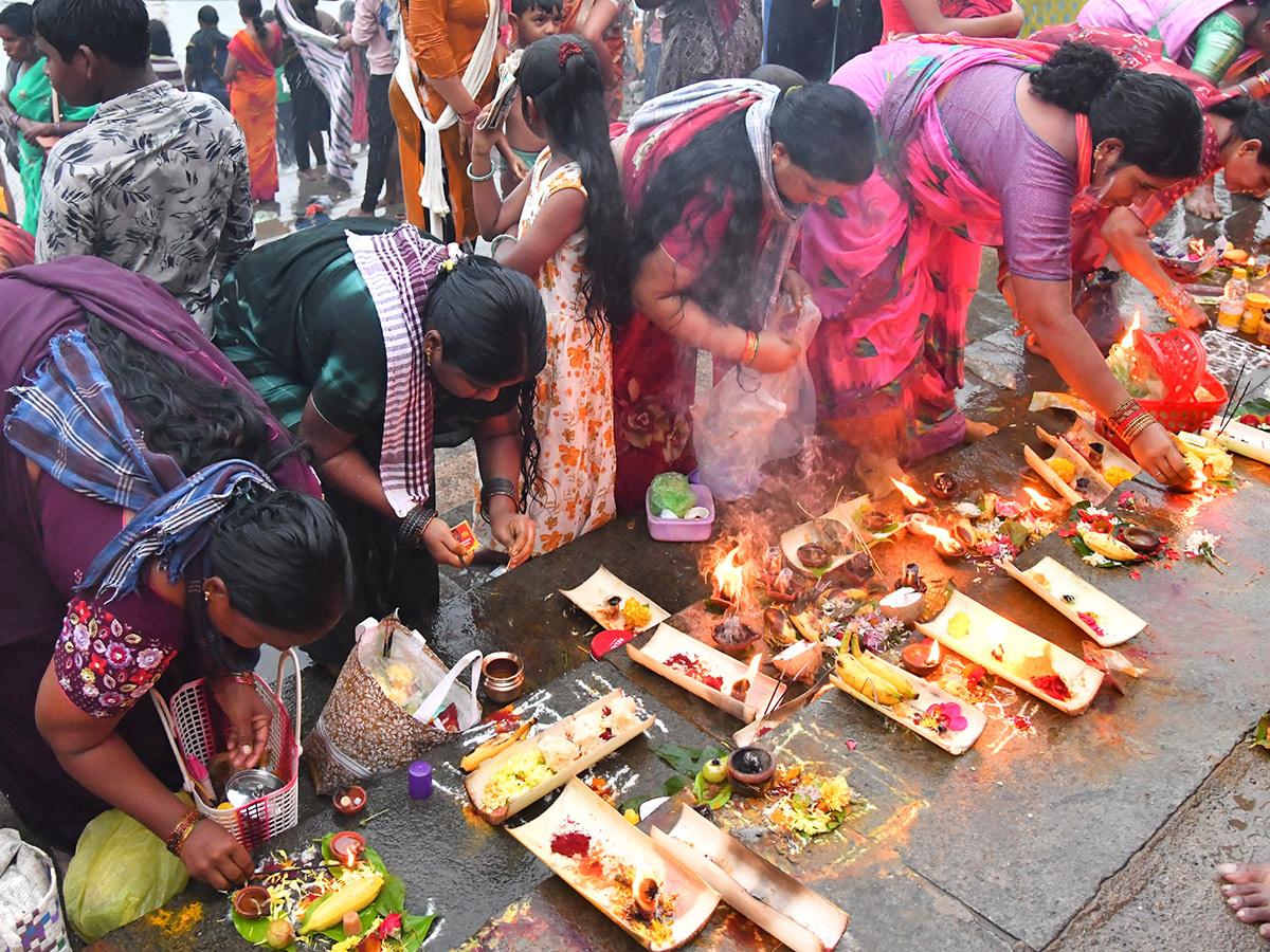 Heavy Rush of Devotees at Karthika Somavaram 20256