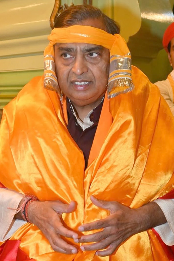 Mukesh Ambani offers prayers At Nathdwara Temple Photos2