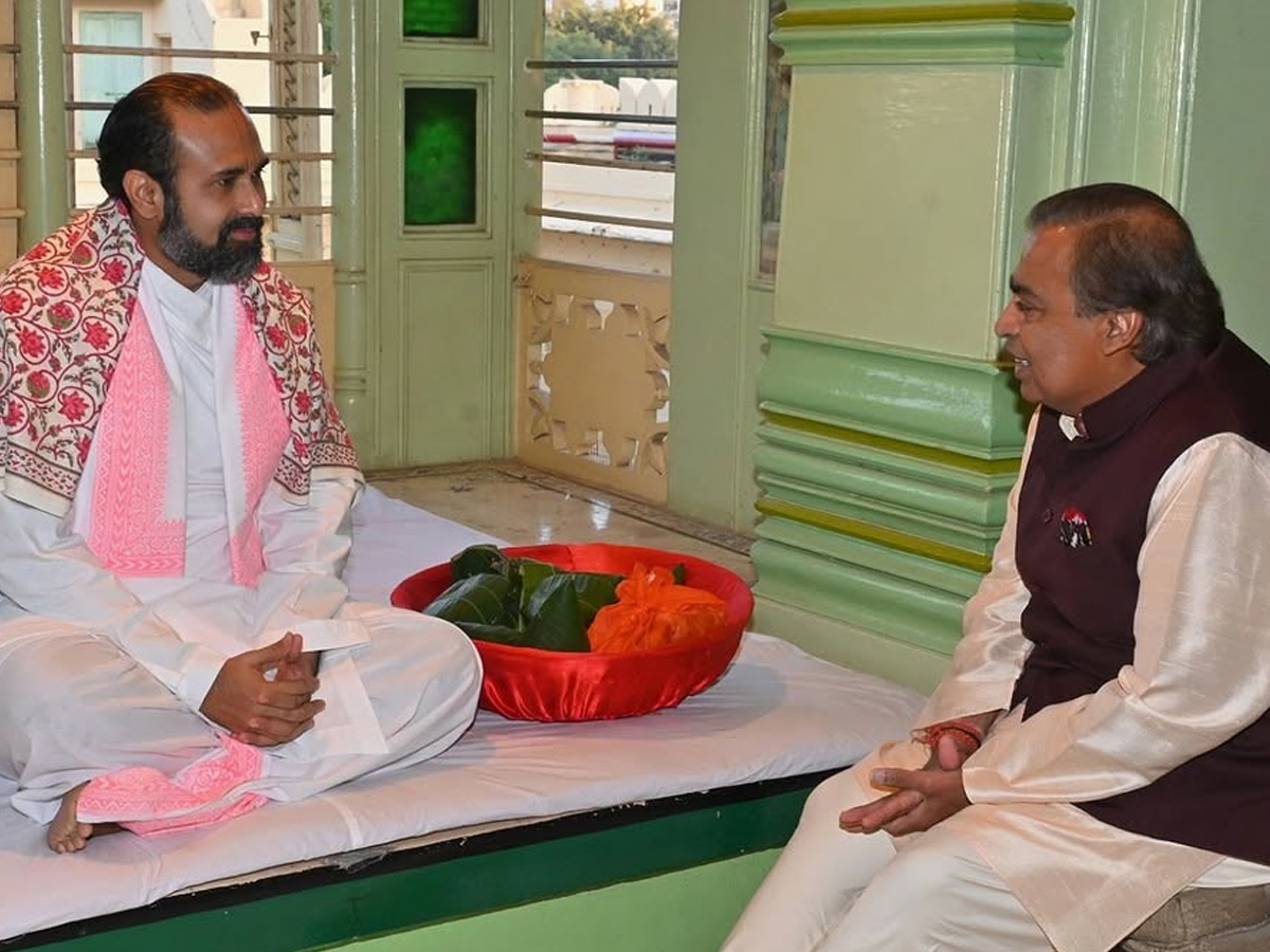 Mukesh Ambani offers prayers At Nathdwara Temple Photos10
