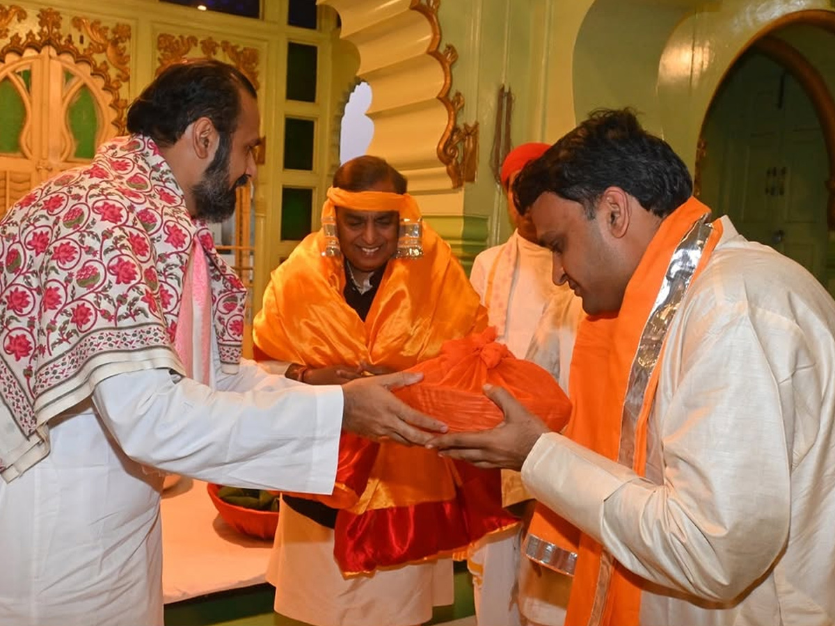 Mukesh Ambani offers prayers At Nathdwara Temple Photos11