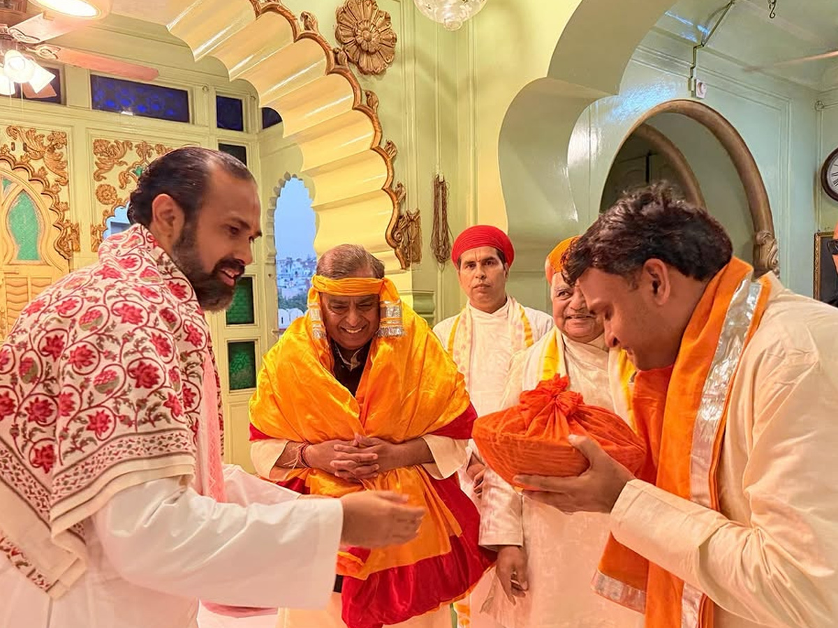 Mukesh Ambani offers prayers At Nathdwara Temple Photos12