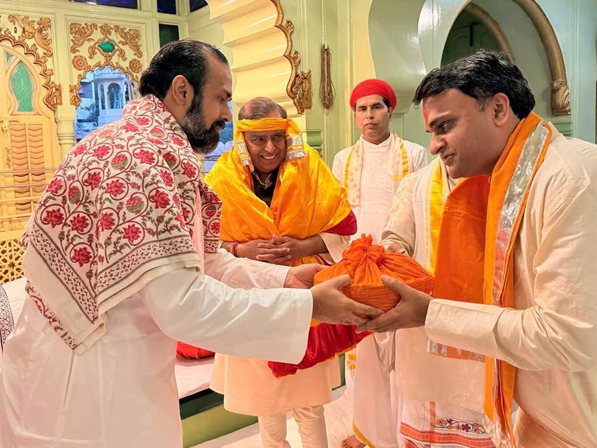 Mukesh Ambani offers prayers At Nathdwara Temple Photos1