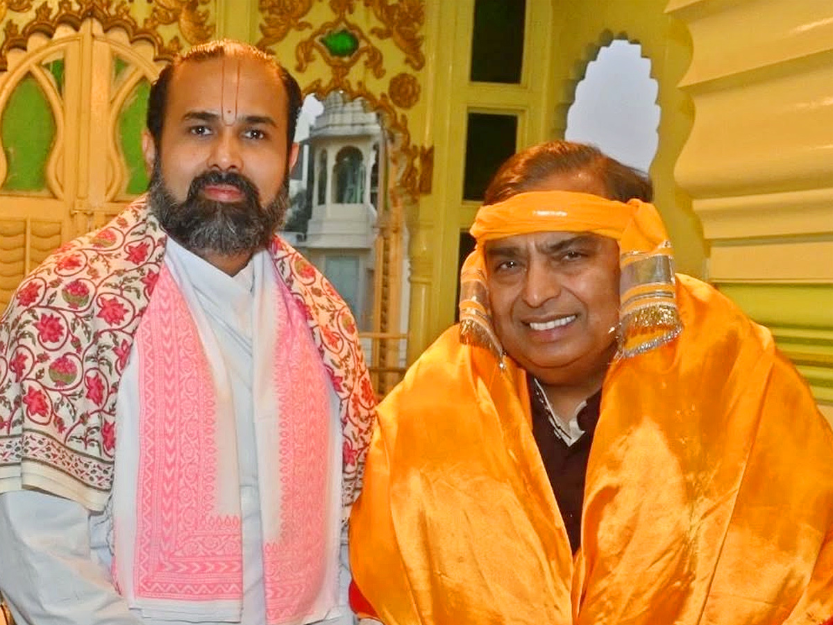 Mukesh Ambani offers prayers At Nathdwara Temple Photos3