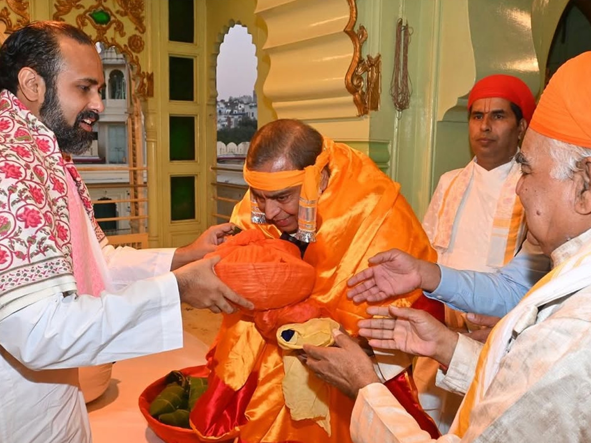Mukesh Ambani offers prayers At Nathdwara Temple Photos4