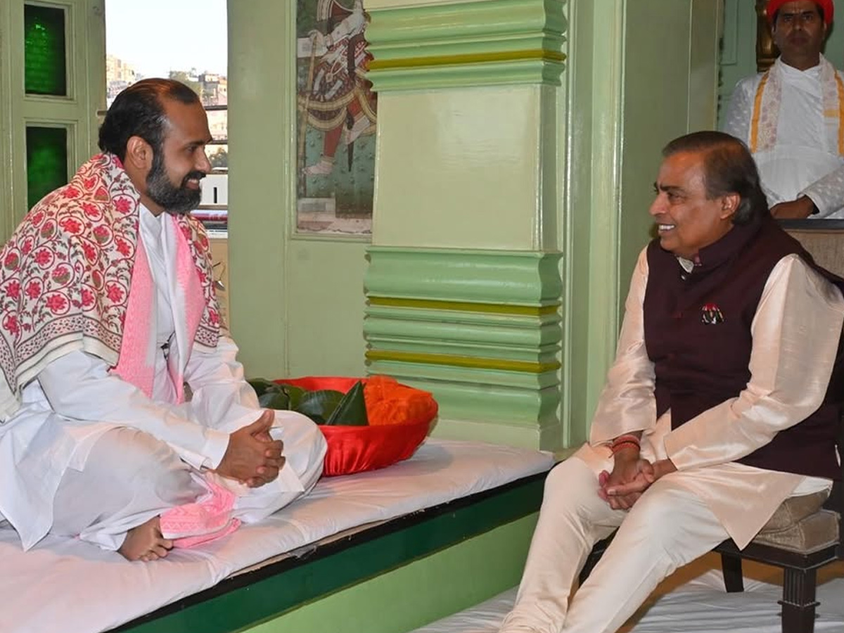 Mukesh Ambani offers prayers At Nathdwara Temple Photos5