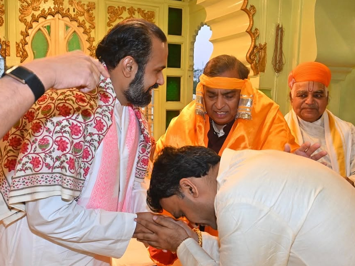 Mukesh Ambani offers prayers At Nathdwara Temple Photos6
