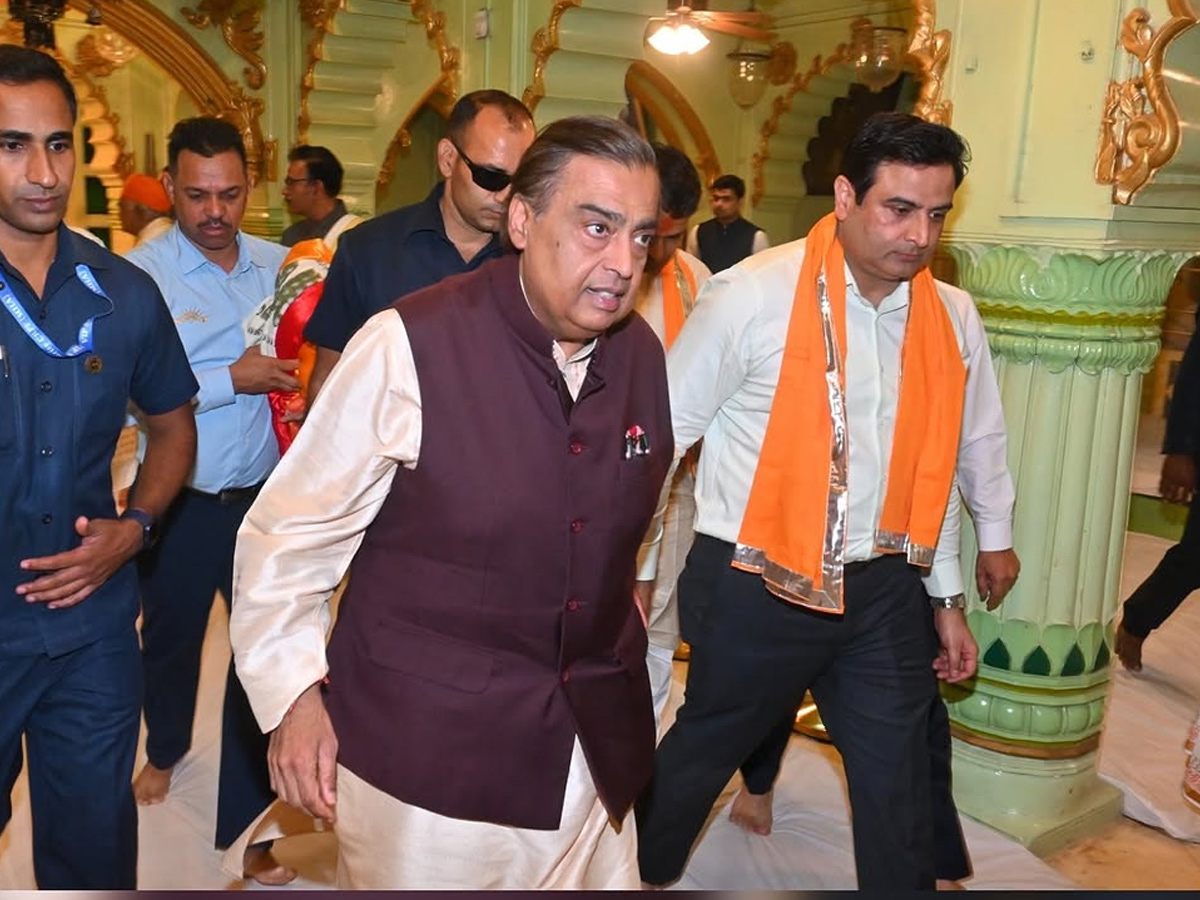 Mukesh Ambani offers prayers At Nathdwara Temple Photos7