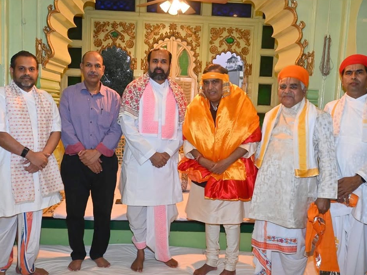 Mukesh Ambani offers prayers At Nathdwara Temple Photos8