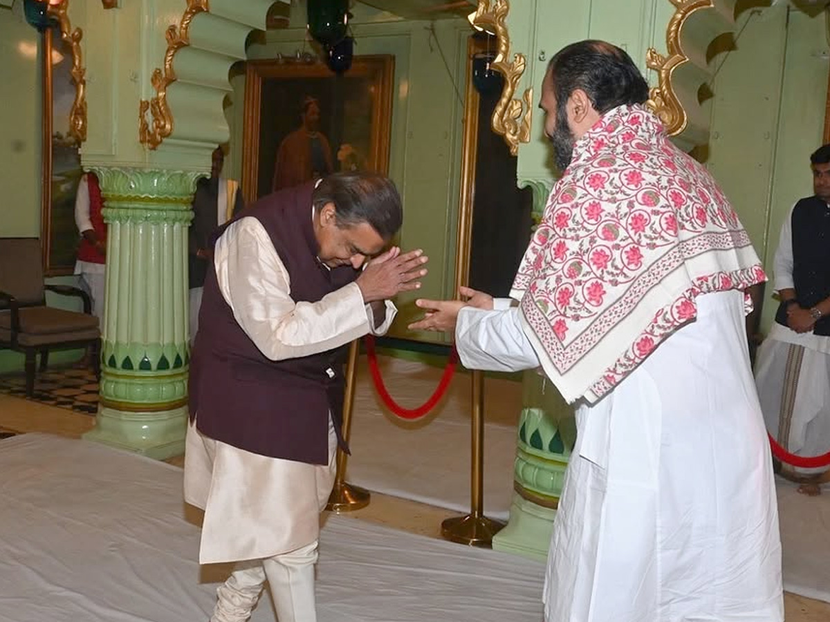 Mukesh Ambani offers prayers At Nathdwara Temple Photos9