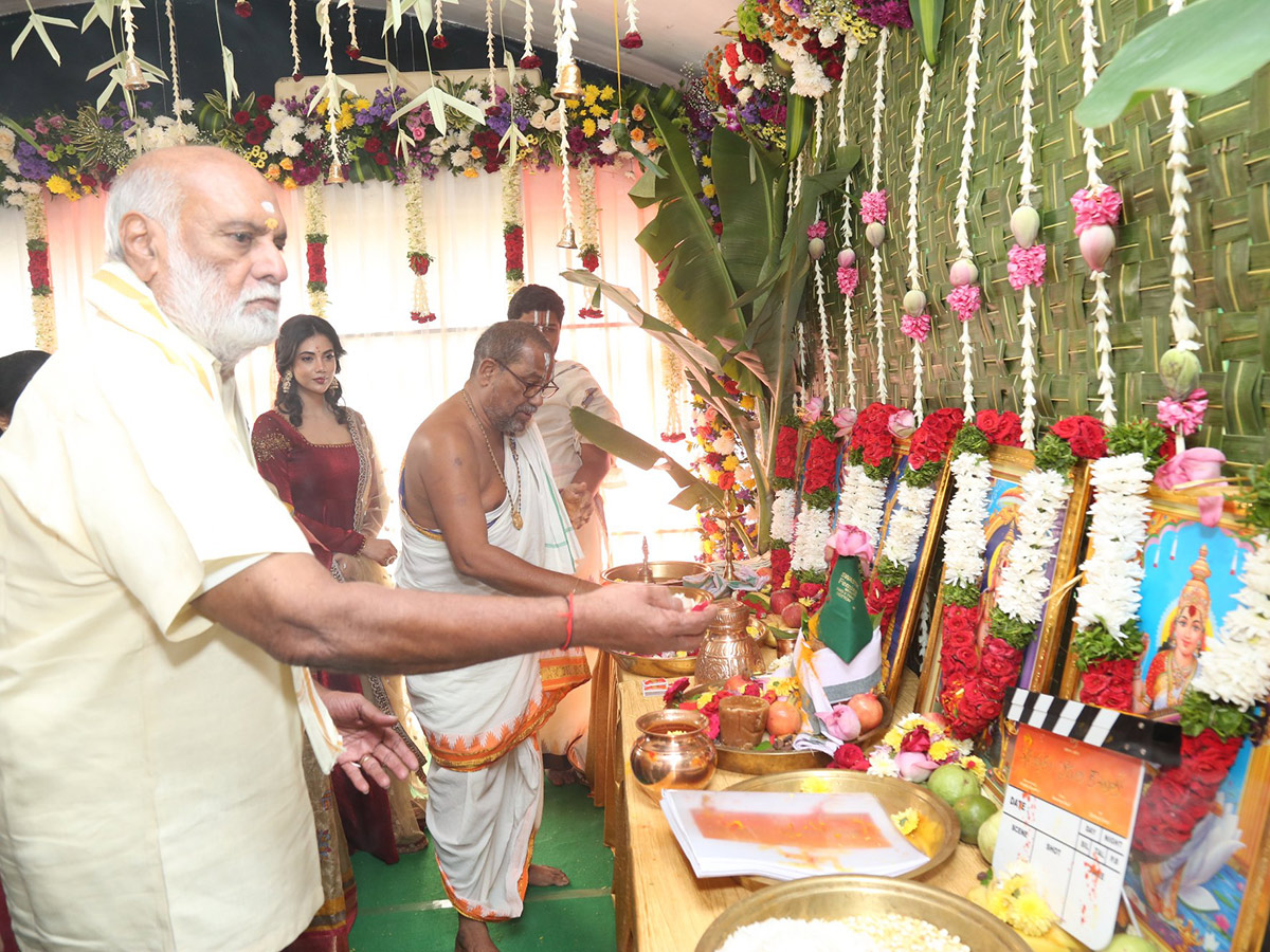 Niharika Konidela At Iruvuri Bhamala Kougililo Movie Opening Cermony10