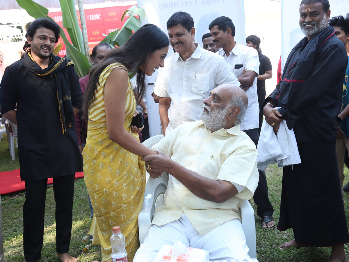 Niharika Konidela At Iruvuri Bhamala Kougililo Movie Opening Cermony14