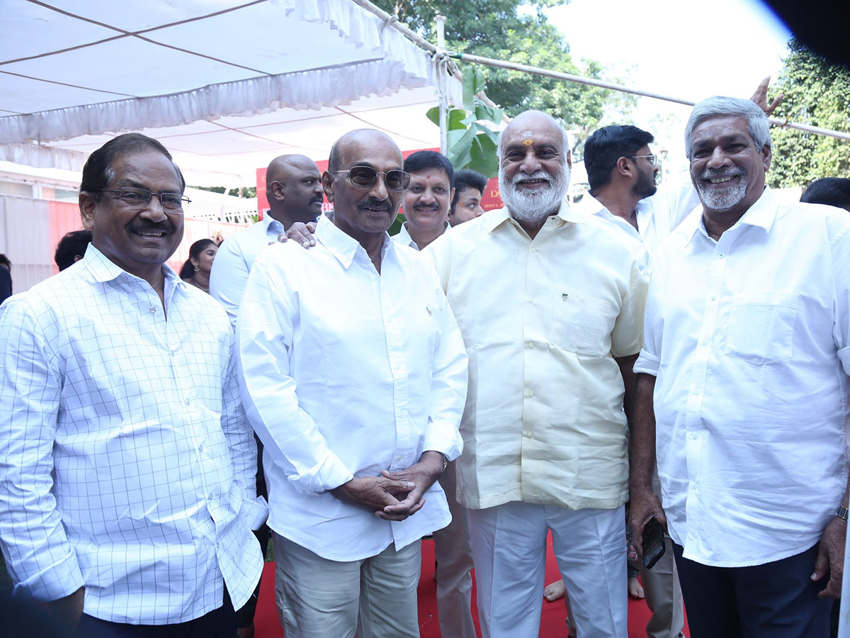 Niharika Konidela At Iruvuri Bhamala Kougililo Movie Opening Cermony15