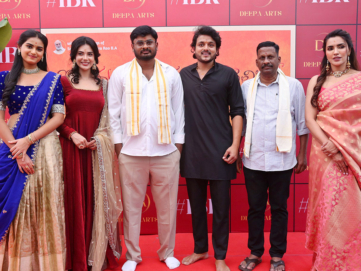 Niharika Konidela At Iruvuri Bhamala Kougililo Movie Opening Cermony17