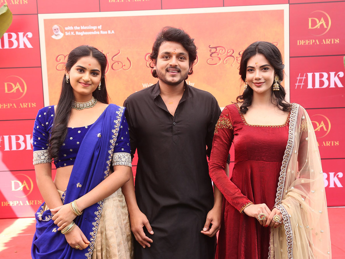 Niharika Konidela At Iruvuri Bhamala Kougililo Movie Opening Cermony2