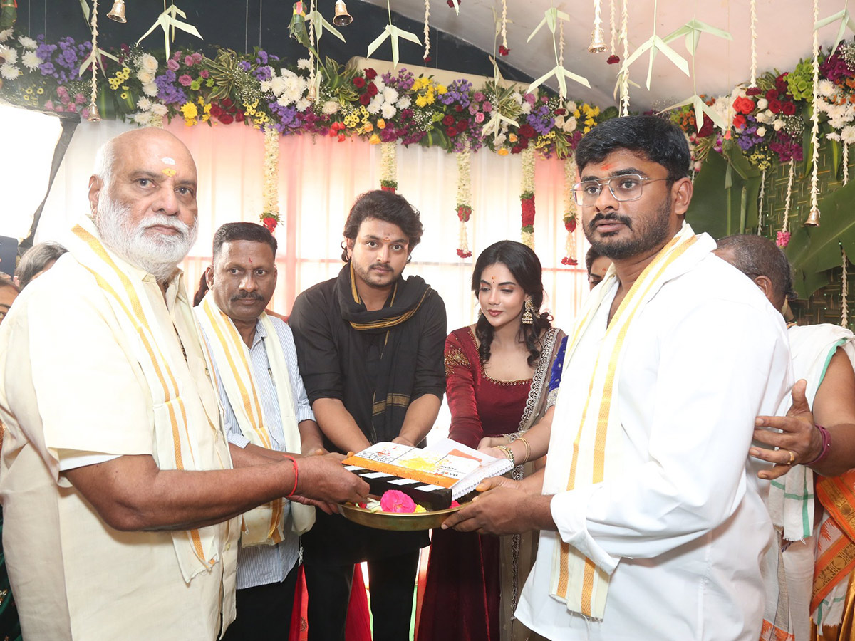 Niharika Konidela At Iruvuri Bhamala Kougililo Movie Opening Cermony3