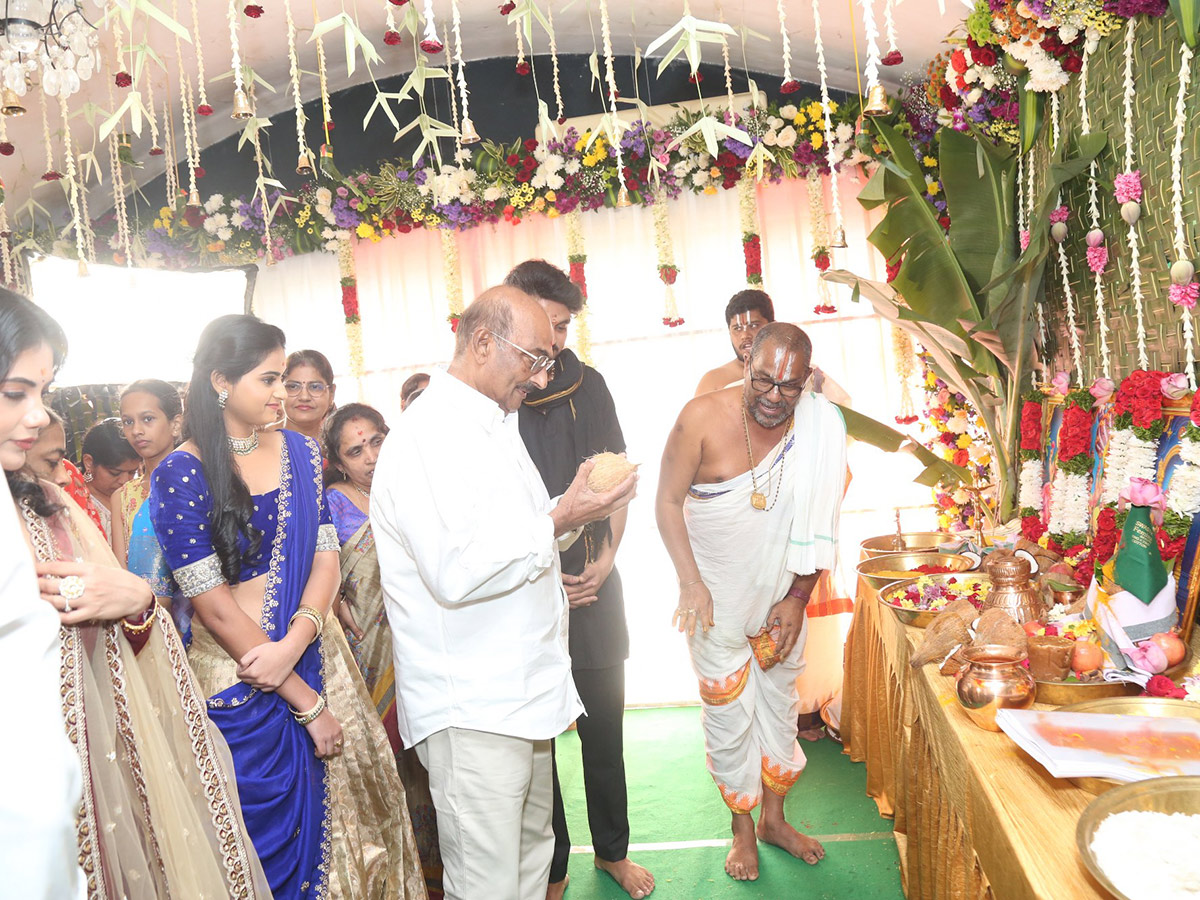 Niharika Konidela At Iruvuri Bhamala Kougililo Movie Opening Cermony4