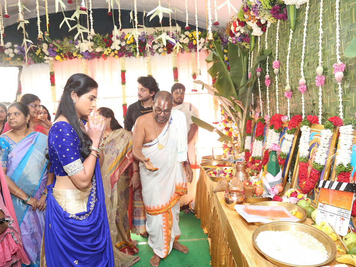 Niharika Konidela At Iruvuri Bhamala Kougililo Movie Opening Cermony5