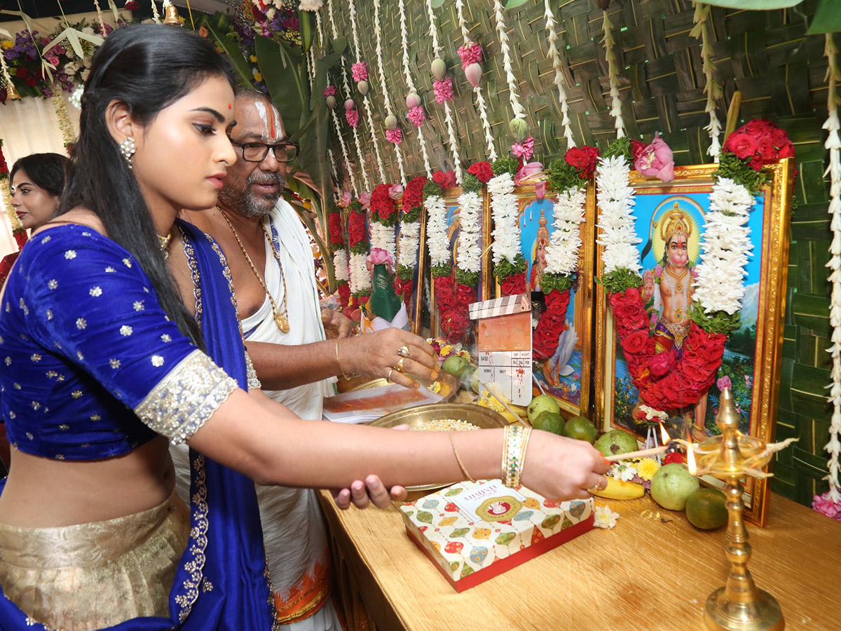 Niharika Konidela At Iruvuri Bhamala Kougililo Movie Opening Cermony8