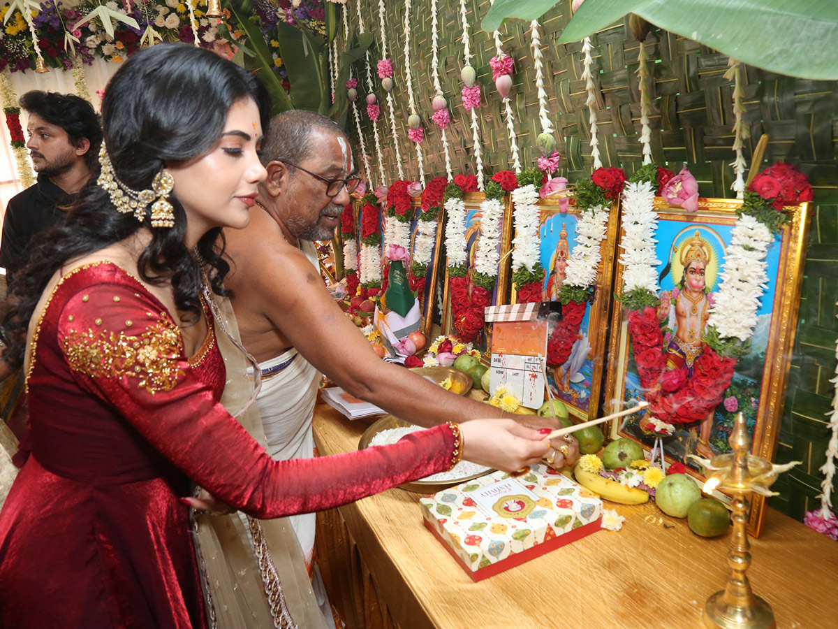 Niharika Konidela At Iruvuri Bhamala Kougililo Movie Opening Cermony9