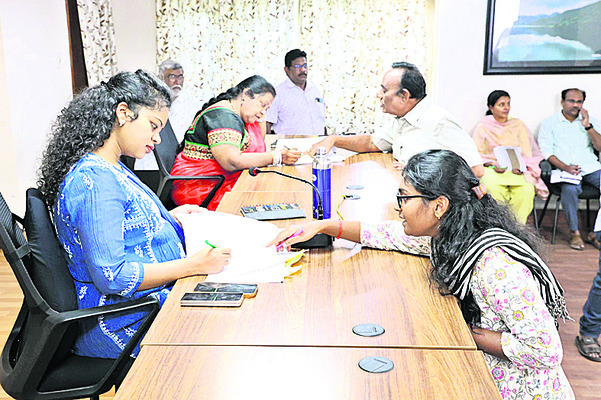 అర్జీలపై క్షేత్ర స్థాయి పర్యటన తప్పనిసరి 1