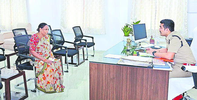 పోలీస్‌ గ్రీవెన్స్‌కు 51 అర్జీలు 2