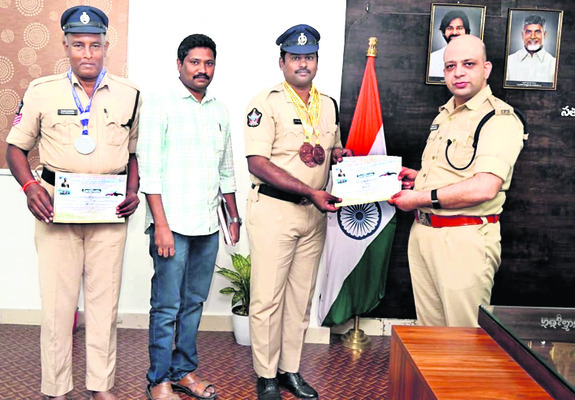 స్విమ్మింగ్‌ పోటీల్లో పోలీసులకు పతకాలు 1