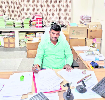 వర్షాలకు భయపడి..   
1