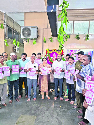 జోగి రమేష్‌తో కుటుంబ సభ్యుల ములాఖత్‌
1