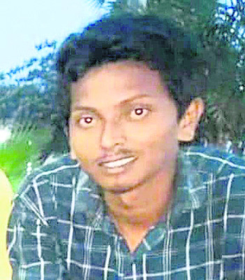 ఆగి ఉన్న కారును ఢీకొన్న మరో కారు 1