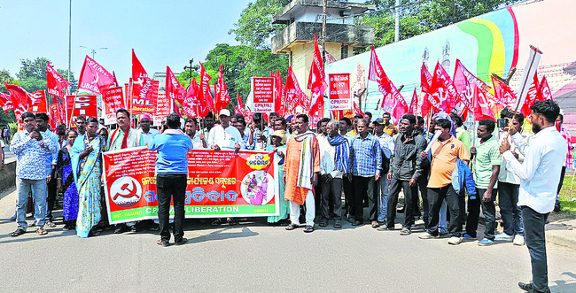 ఆదివాసీ రైతులను ఆదుకోవాలి2