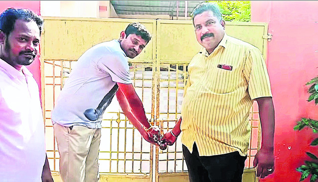 ప్రభుత్వ పాఠశాలకు తాళం 1