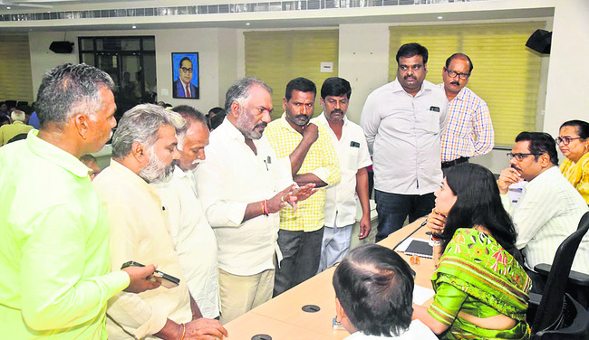 అర్జీలను గడువులోగా పరిష్కరించాలి3