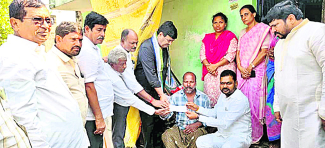 ప‘రేషన్‌’రేషన్‌దారులపై ఈకేవైసీ పిడుగు పడుతోంది. ఈ నెల 32