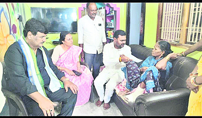 ప‘రేషన్‌’రేషన్‌దారులపై ఈకేవైసీ పిడుగు పడుతోంది. ఈ నెల 31