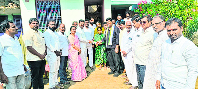 ప‘రేషన్‌’రేషన్‌దారులపై ఈకేవైసీ పిడుగు పడుతోంది. ఈ నెల 33