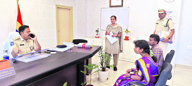 పోలీస్‌ ప్రజావాణికి  8 ఫిర్యాదులు 
1