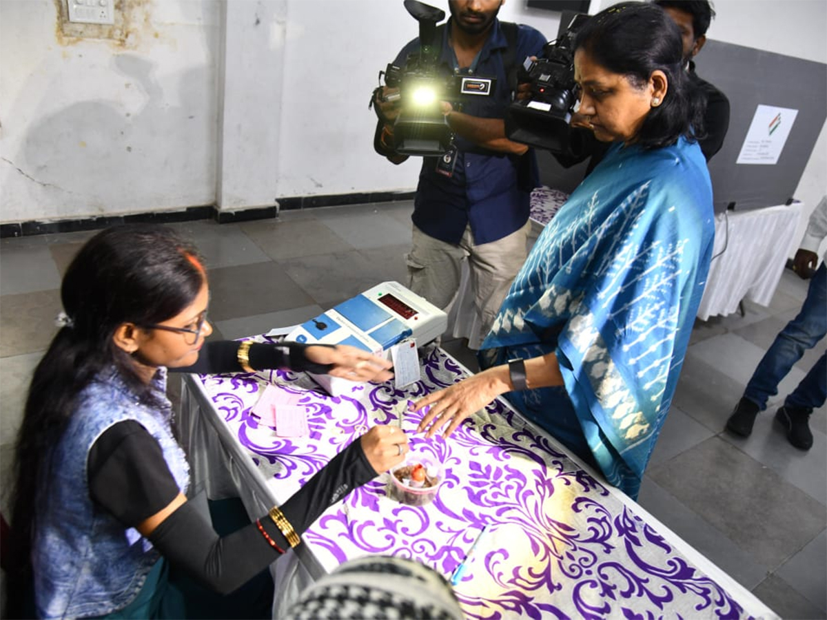 Jubilee Hills By-Elections 2025 Polling Photos2