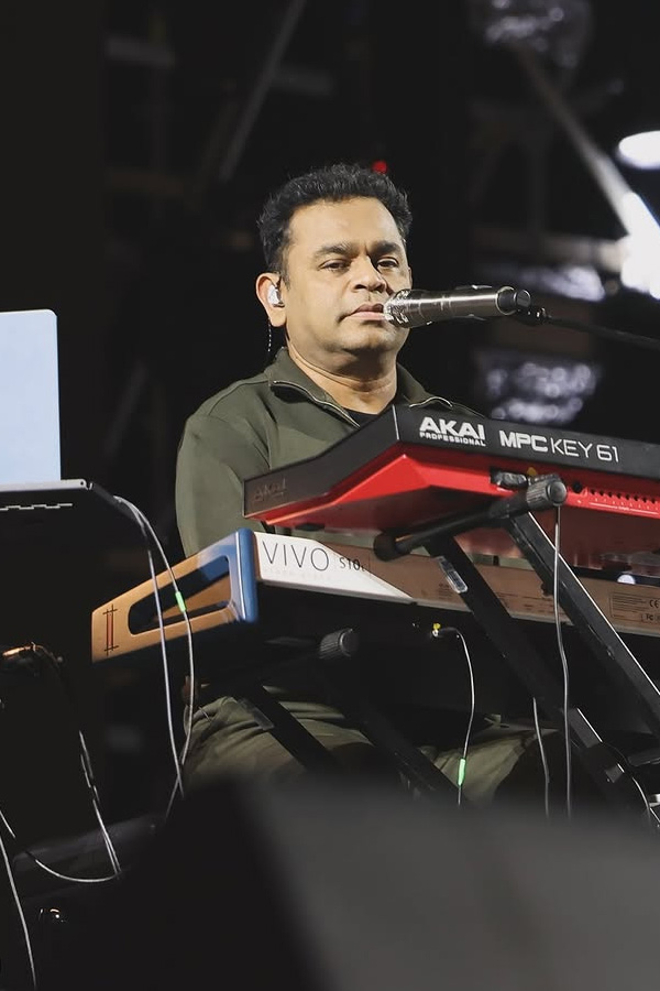 Singer Mangli with Team Peddi Shine At AR Rahman Spectacular Concert PHotos14