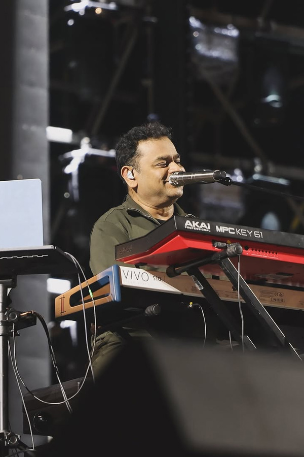 Singer Mangli with Team Peddi Shine At AR Rahman Spectacular Concert PHotos17