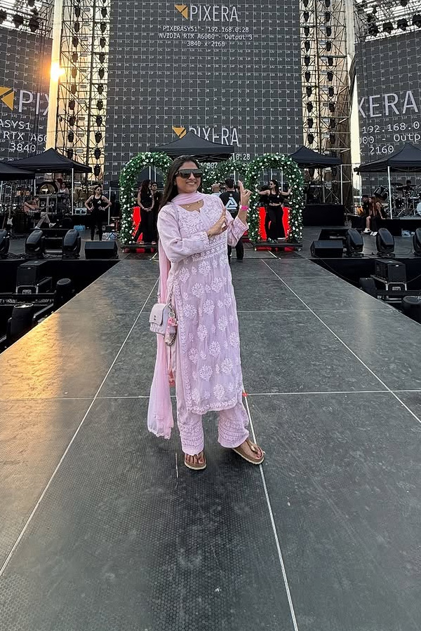 Singer Mangli with Team Peddi Shine At AR Rahman Spectacular Concert PHotos21