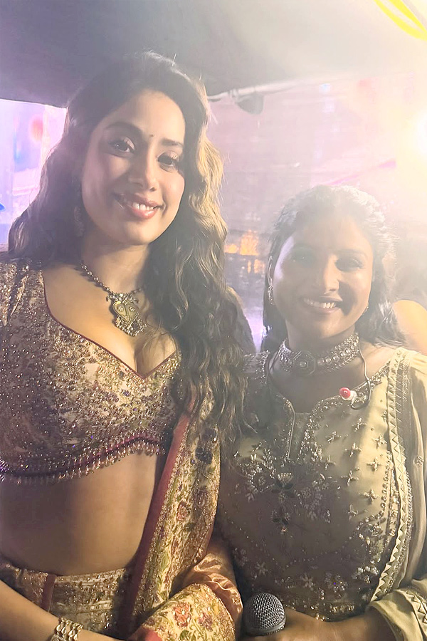 Singer Mangli with Team Peddi Shine At AR Rahman Spectacular Concert PHotos4