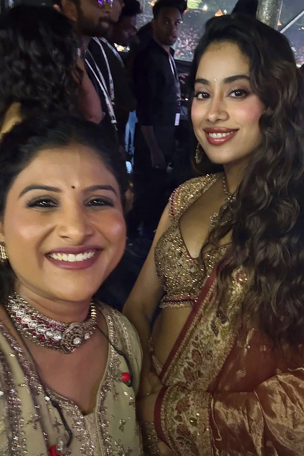 Singer Mangli with Team Peddi Shine At AR Rahman Spectacular Concert PHotos5